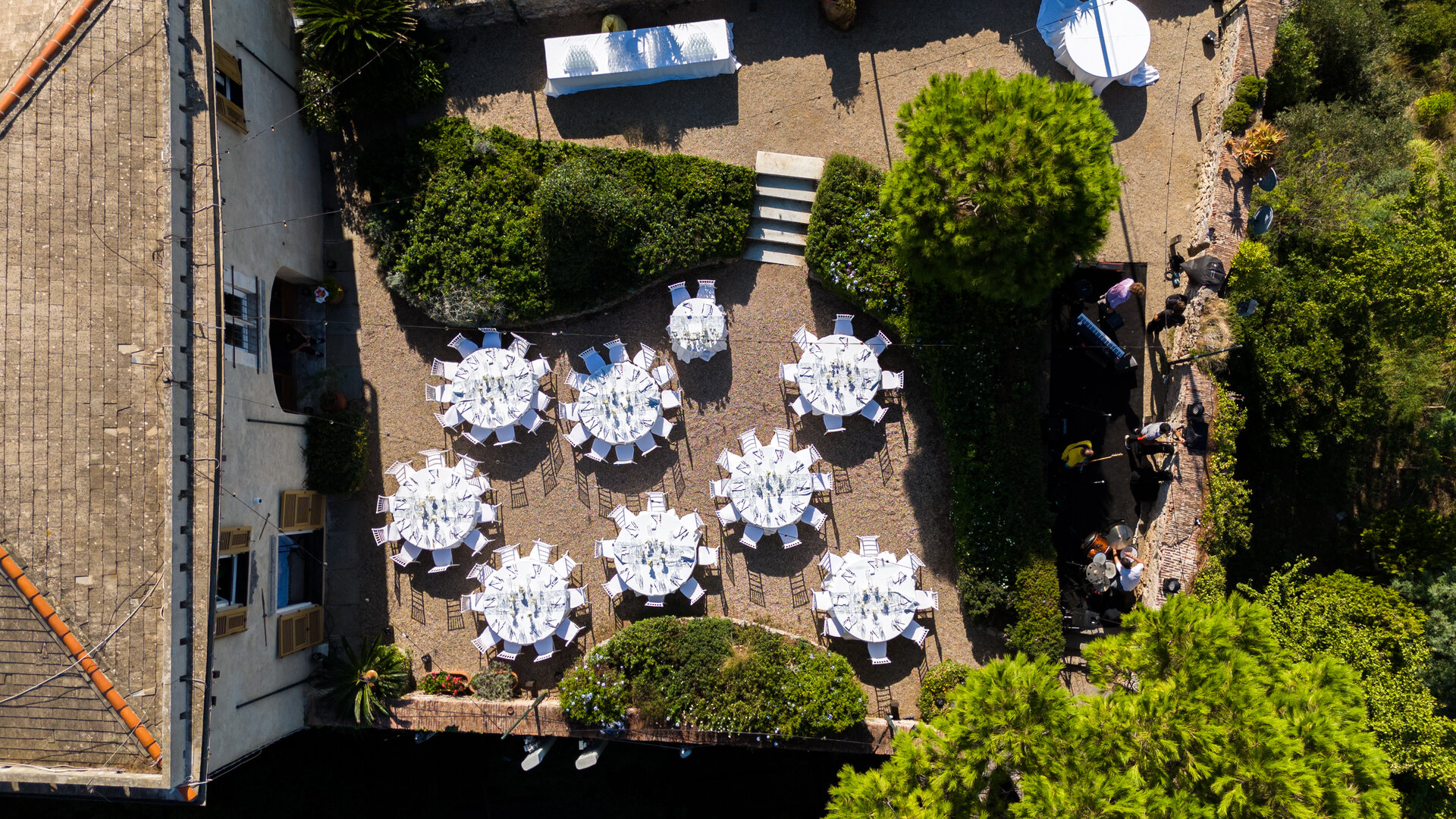 Vista drone dall'alto, allestimento tavoli rotondi matrimonio in giardino di villa storica