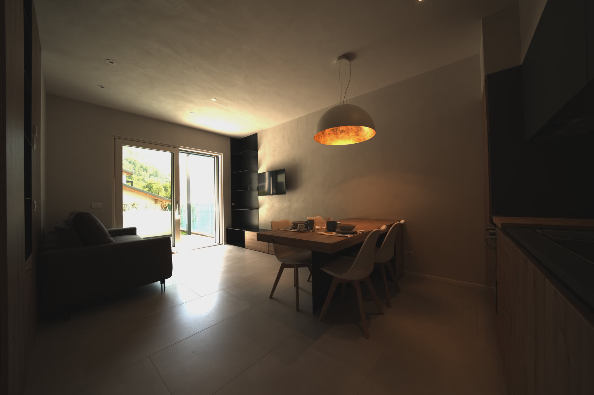 Interno casa Borgonuovo prima della post-produzione