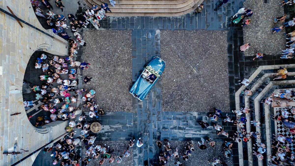 Auto vintage blu davanti al duomo, videomaker matrimonio Milano vista drone