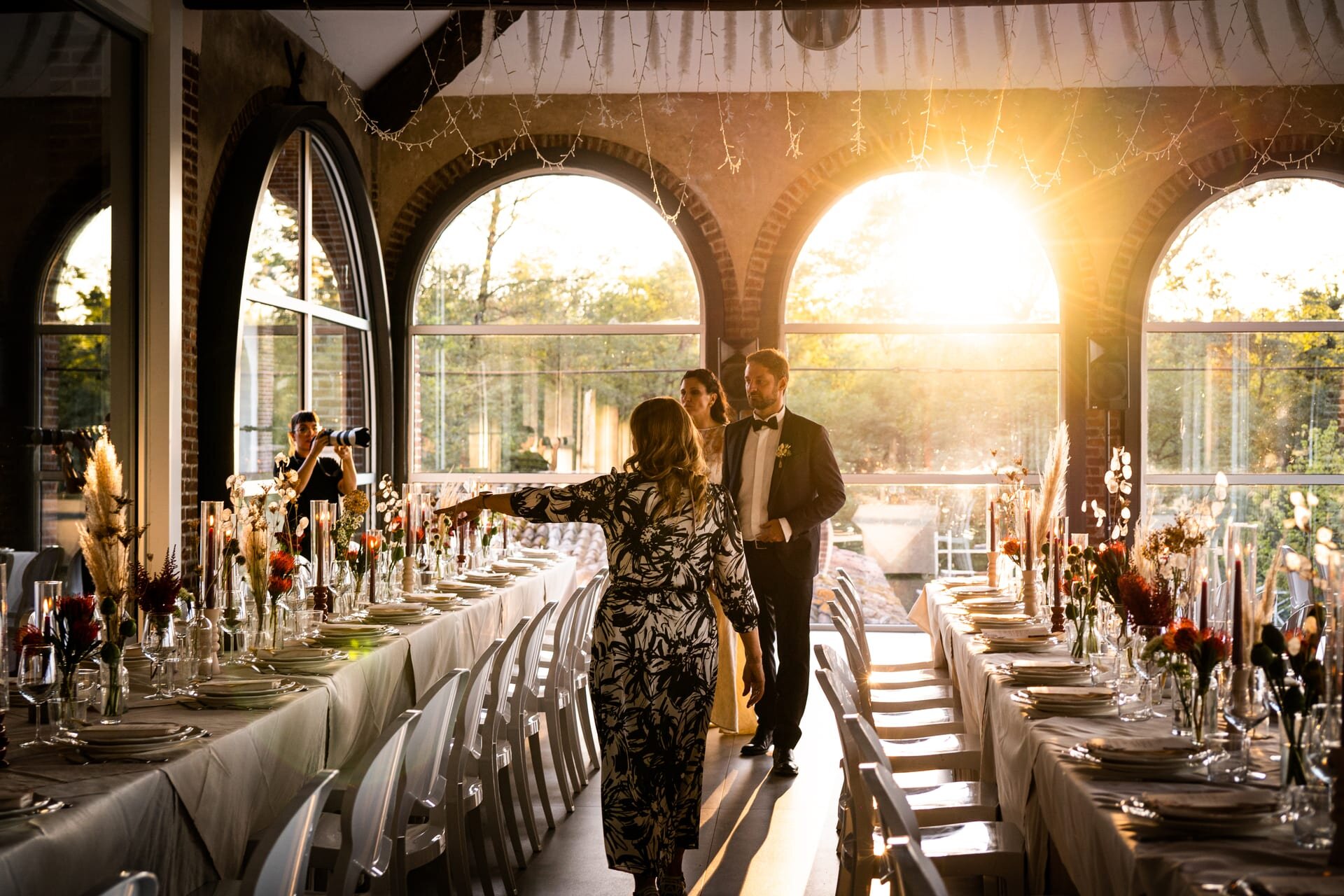 Allestimento tavola matrimoniale con luce dorata, servizio foto per wedding planner Milano